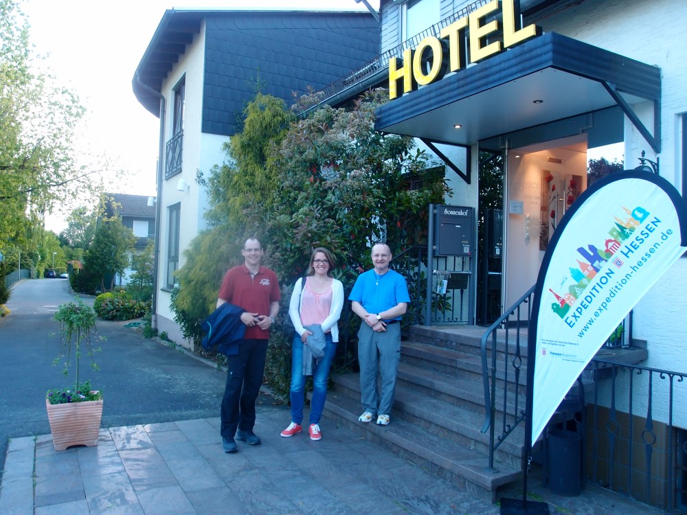 Martin, Janina und Wirt Herr Drape, der so schön drapieren kann, vor dem Sonnenhof in Oberursel.