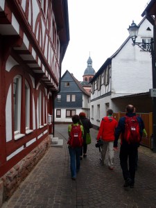 Kleine Gässchen, alte Häuser, coole Truppe und eine Kamera.