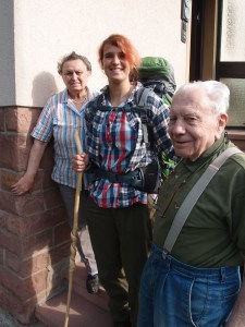 Meine frisch 90 gewordene Oma, mein Opa und ich kurz vor Wanderbeginn in Hasloch.