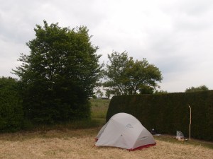 Mein Platz :-) Rechts des Grundstücks und der Hecke das Haus der Raupschers.