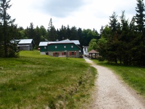 Die Wege hinab zum Seehaus, einem Wanderheim des Fichtelgebirges, sind genauso schön. Es gibt Fichtenwasser zum frühen Mittag nach 9 Kilometern. 