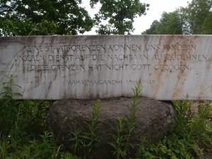 Einziger Hinweis auf die Grenze (und weise Worte)