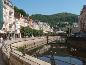 Karlovy Vary (Karlsbad): Prunkvoller Kurort mit Fluss zwischen Wald und Hügeln
