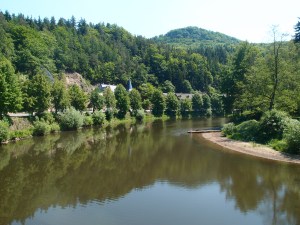 Pause: Ruhige fließende, an dieser Stelle breite Eger.