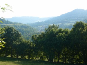 Der Fluss fließt in Schleifen durch das Tal. Hinter dem letzten verblassten Berg, da sind wir irgendwann mal heute irgendwo losgelaufen...