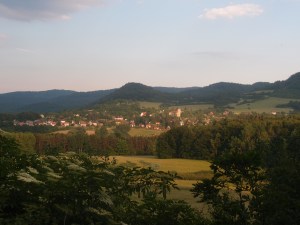 Das warme Abendlicht begleitet unsere letzten Schritte.