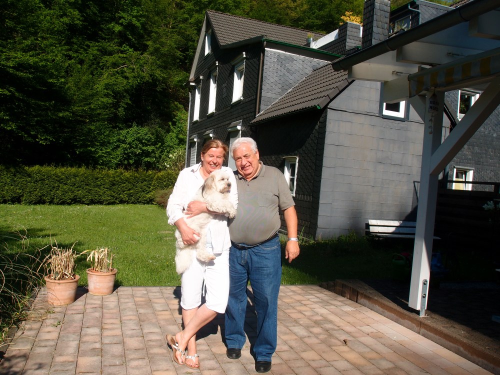 Regina - trägt gerne weiß - und Klaus - trägt ausschließlich blau - und Buddy