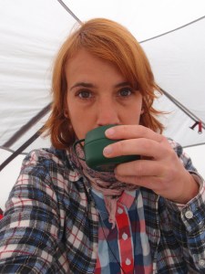 Noch dick eingepackt: Kaffee trinkem im Zelt und warten, bis der schlimmste Regen vorbei ist