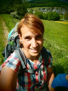 Ich schwitze, aber kann noch lächeln: Kurz nach diesem Bild verliere ich den Weg, und die Geduld