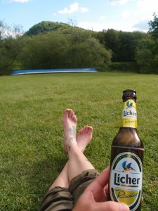 Ankommen, Schuhe ausziehen, Radler trinken - der Zeltaufbau muss warten