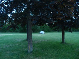 Eine Wiese, ein Zelt, ringsum Natur - gute Nacht :-)