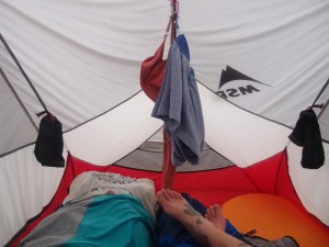 Aber die Kleidung muss nun drinnen gelüftet werden - zum Geruch der Schweine und Ziegen kommt nun der meiner Socken: Zeltgemütlichkeit :-)