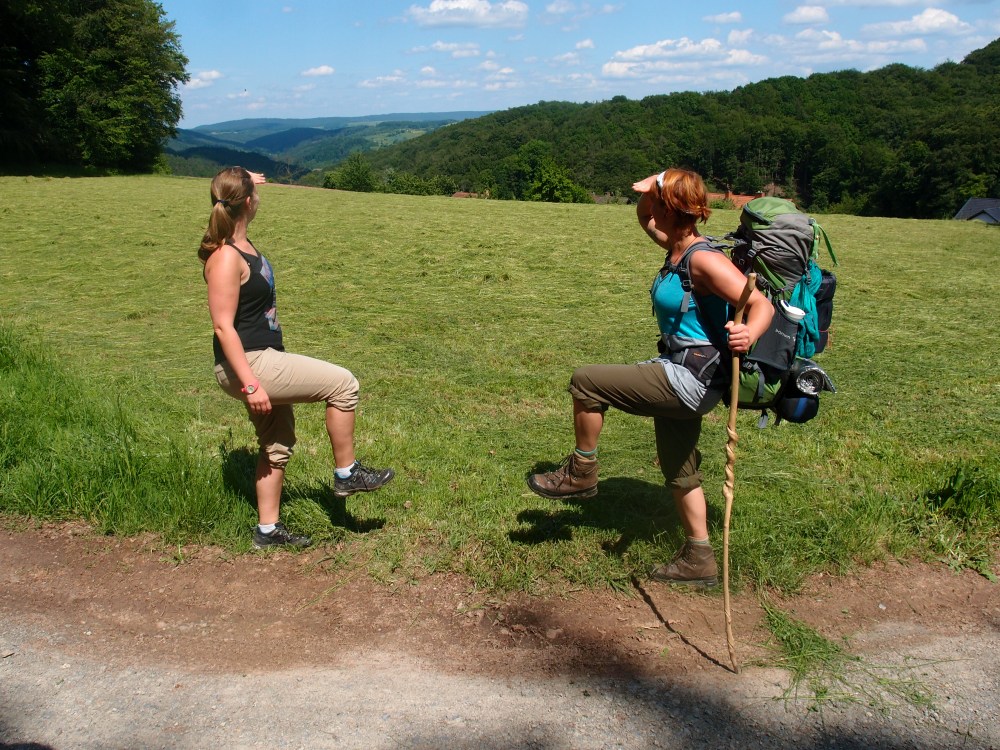 Claudi und Hanna leben den Glückseligkeits-Parcours aus :)
