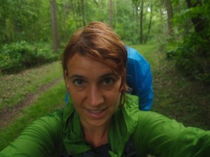 Anstieg im Regen unter schützendem Blätterdach - Gott sei Dank kam kurz darauf ein Unterstand