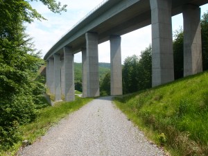 ...dem Zeitalter der Moderne: Der Wanderweg führt kurz danach unter der Autobahnbrücke hindurch 